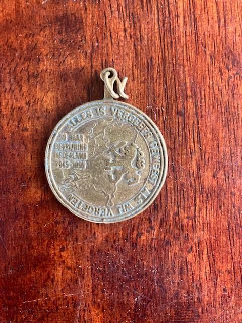 Sieraden tgv bevrijding WOII, Verzamelen, Militaria | Tweede Wereldoorlog, Ophalen of Verzenden, Overige soorten, Nederland, Embleem of Badge