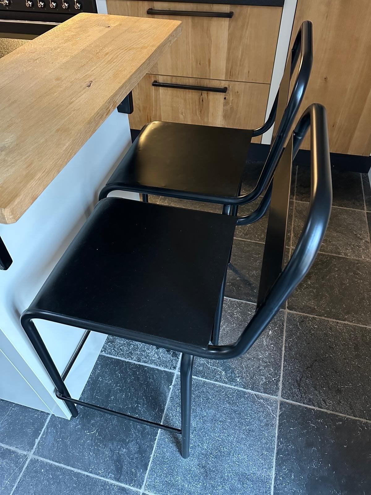 2 zwarte barkrukken met rugleuning €50 compleet, Ophalen, Met voetsteun, Zo goed als nieuw, 90 cm of meer