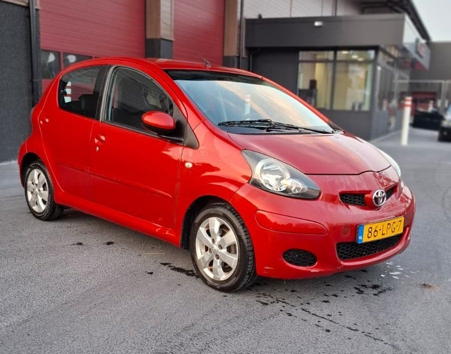 Toyota Aygo 1.0 12V Vvt-i 5DRS Aspiration Red (donkerrood), Auto's, Toyota, Voorwielaandrijving, 4 stoelen, 68 pk, Origineel Nederlands