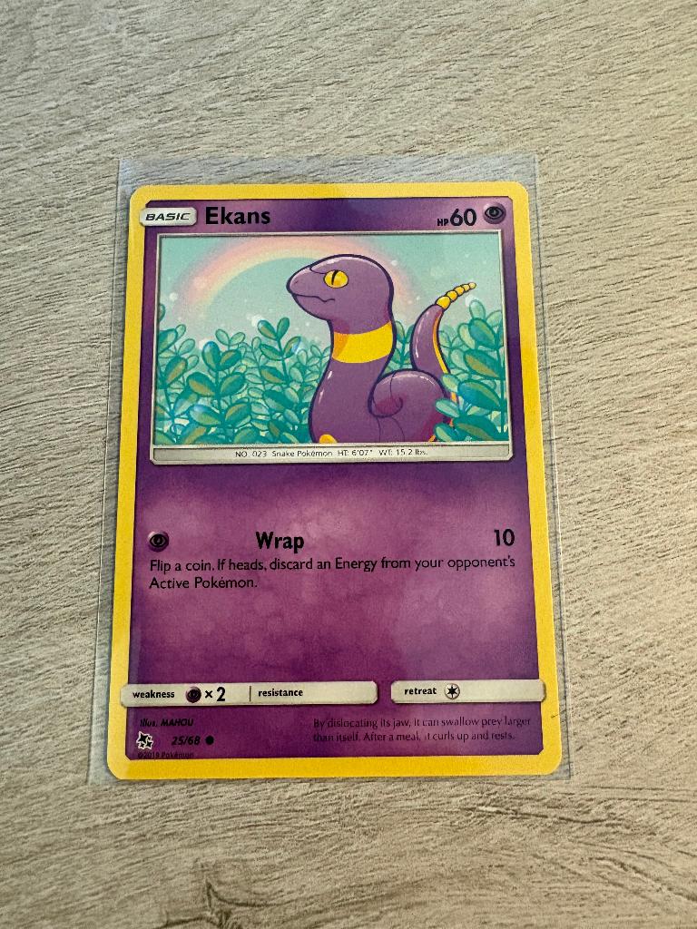 Ekans 25/68 Hidden Fates - Pokémon Kaart, Ophalen of Verzenden, Nieuw, Losse kaart
