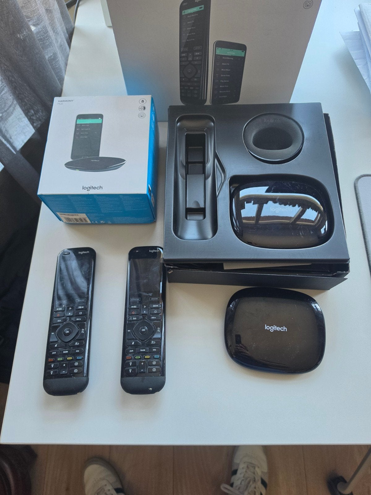 Logitech Harmony Elite set – 2 afstandsbedieningen + 3 hubs, Audio, Tv en Foto, Afstandsbedieningen, Game console, Gebruikt, Universeel