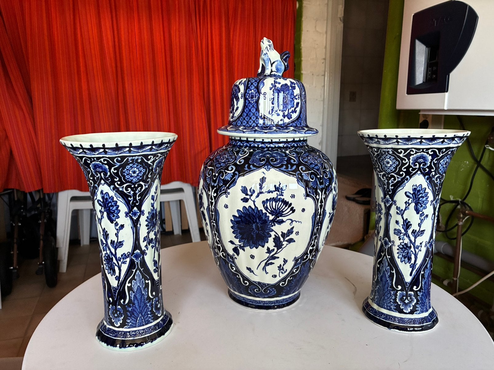 Diverse Kast stellen en  borden Delfts Blauw, Ophalen