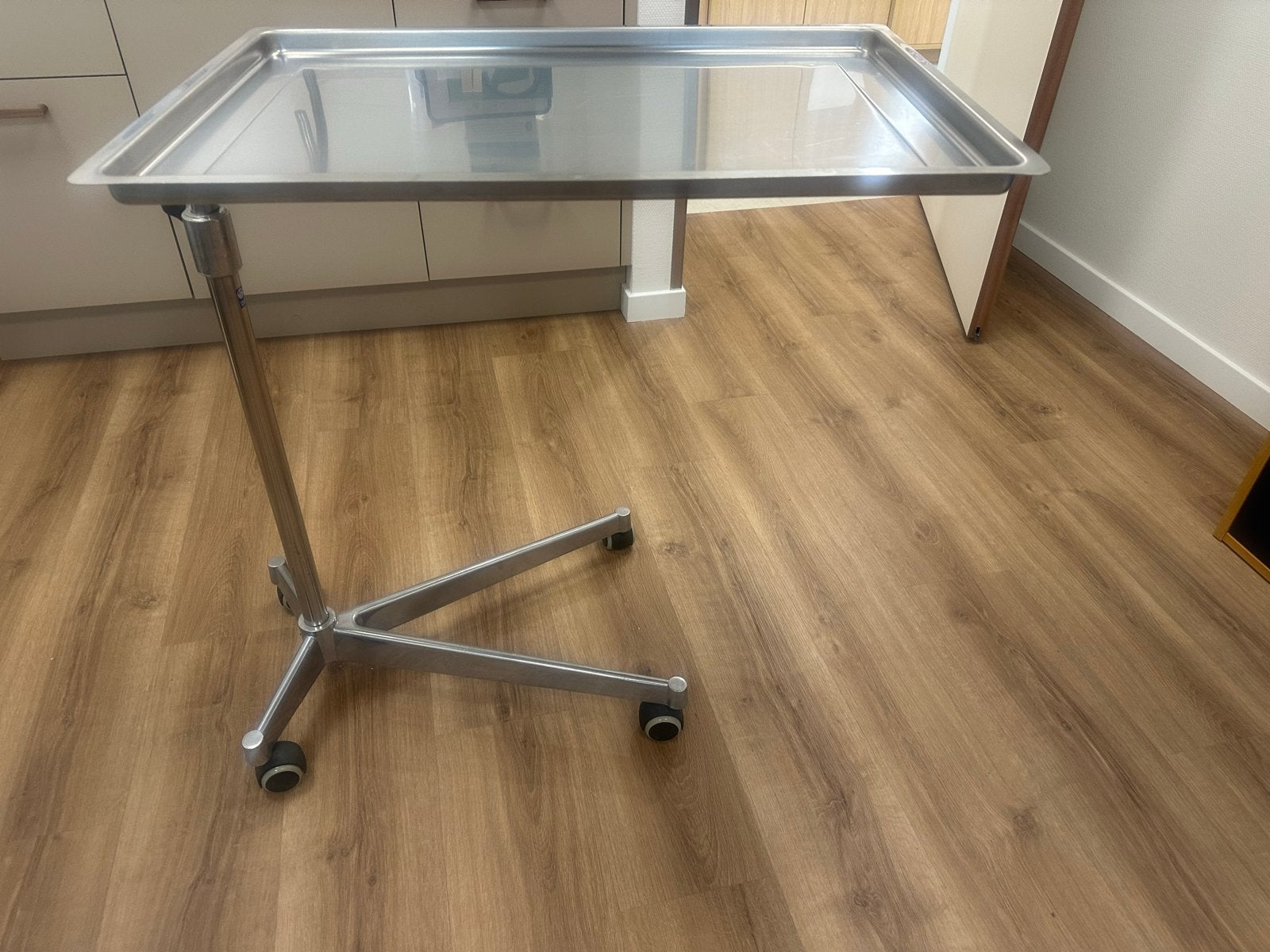 Aluminium chirurgisch tafeltje op wielen, Huis en Inrichting, Tafels | Bijzettafels, Ophalen, Gebruikt, Metaal of Aluminium, 55 tot 75 cm
