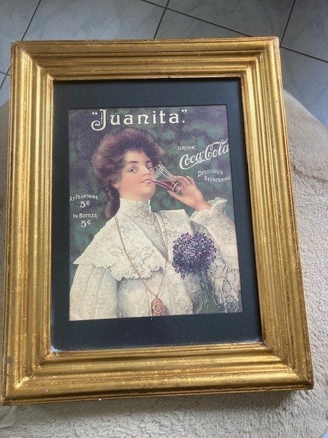 Coca-Cola poster, Juanita. Vintage. Zit vast in lijst., Ophalen, Gebruikt, Reclamebord