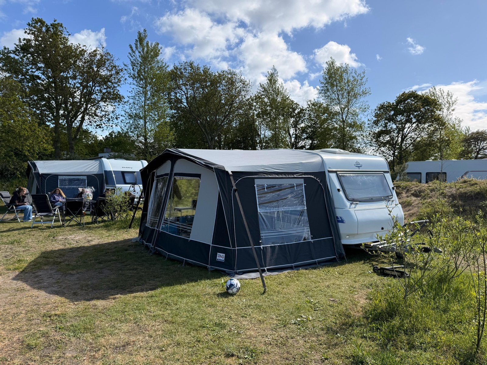 Hobby De Luxe 440Caravan met Voortent en Fietsenrek, Vast bed, Rondzit, Hobby, Particulier