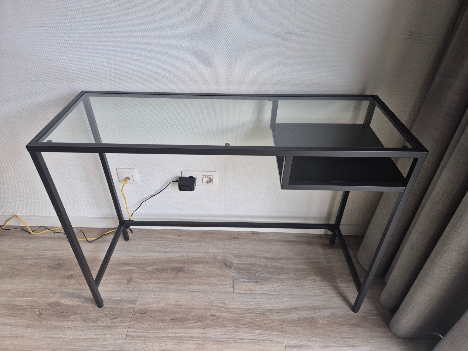 IKEA VITTSJÖ Laptoptafel - Zwartbruin/Glas, Huis en Inrichting, Ophalen, Zo goed als nieuw, IKEA, Computerbureau
