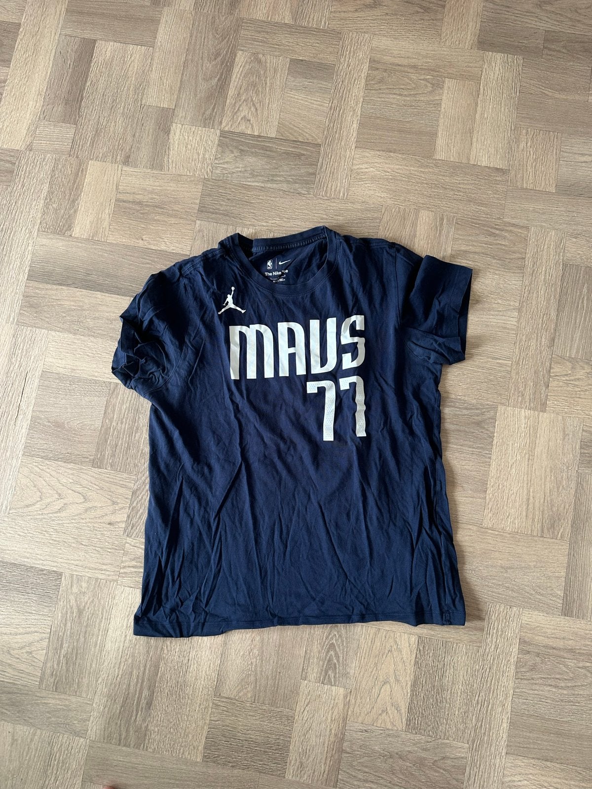NBA Dallas Mavericks Luka Doncic T-shirt Maat L, Ophalen of Verzenden, Gedragen, Maat 52/54 (L), Blauw