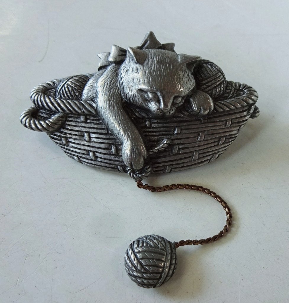 Vintage JJ Jonette Jewelry tinnen broche: kat + balletje wol, Ophalen of Verzenden, Overige materialen, Broche