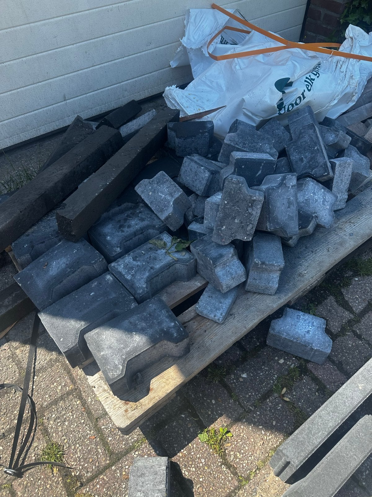 Gratis: nieuw!Rest H-klinkers, halve H-klinkers en bandjes, Tuin en Terras, Tegels en Klinkers, Ophalen, Klinkers, Nieuw, Minder dan 5 m²
