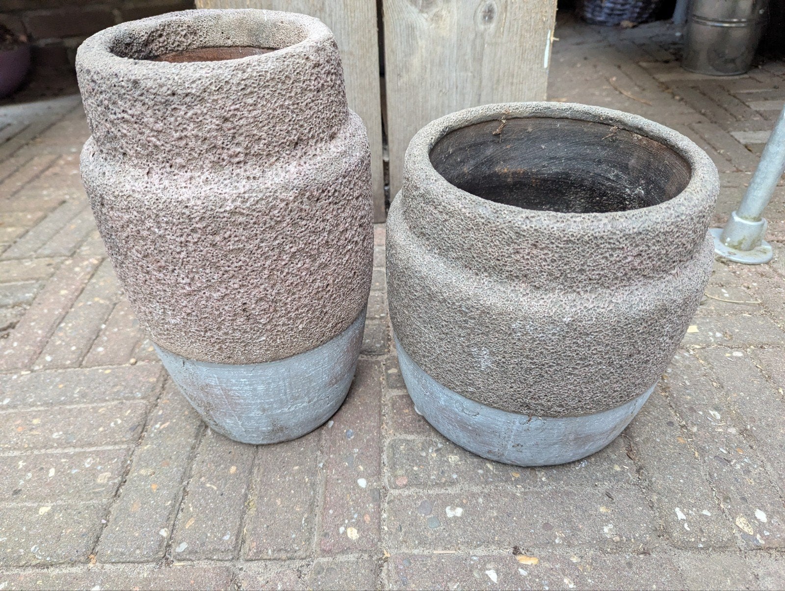 Set van 2 robuuste stenen bloempotten voor binnen/buiten, Tuin en Terras, Steen, Gebruikt, Minder dan 60 cm, Rond