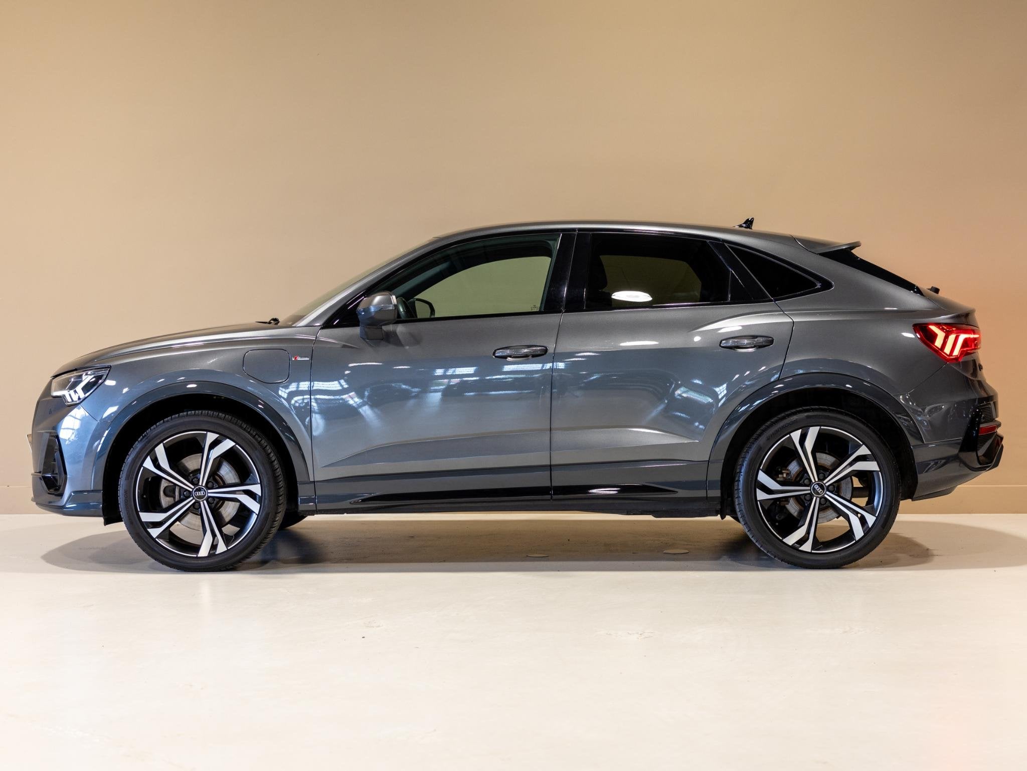Audi Q3 Sportback 45 TFSI e 2x S-Line Edition / 245pk / Lede, Auto's, Gebruikt, Met garantie (alle), Hybride Elektrisch/Benzine