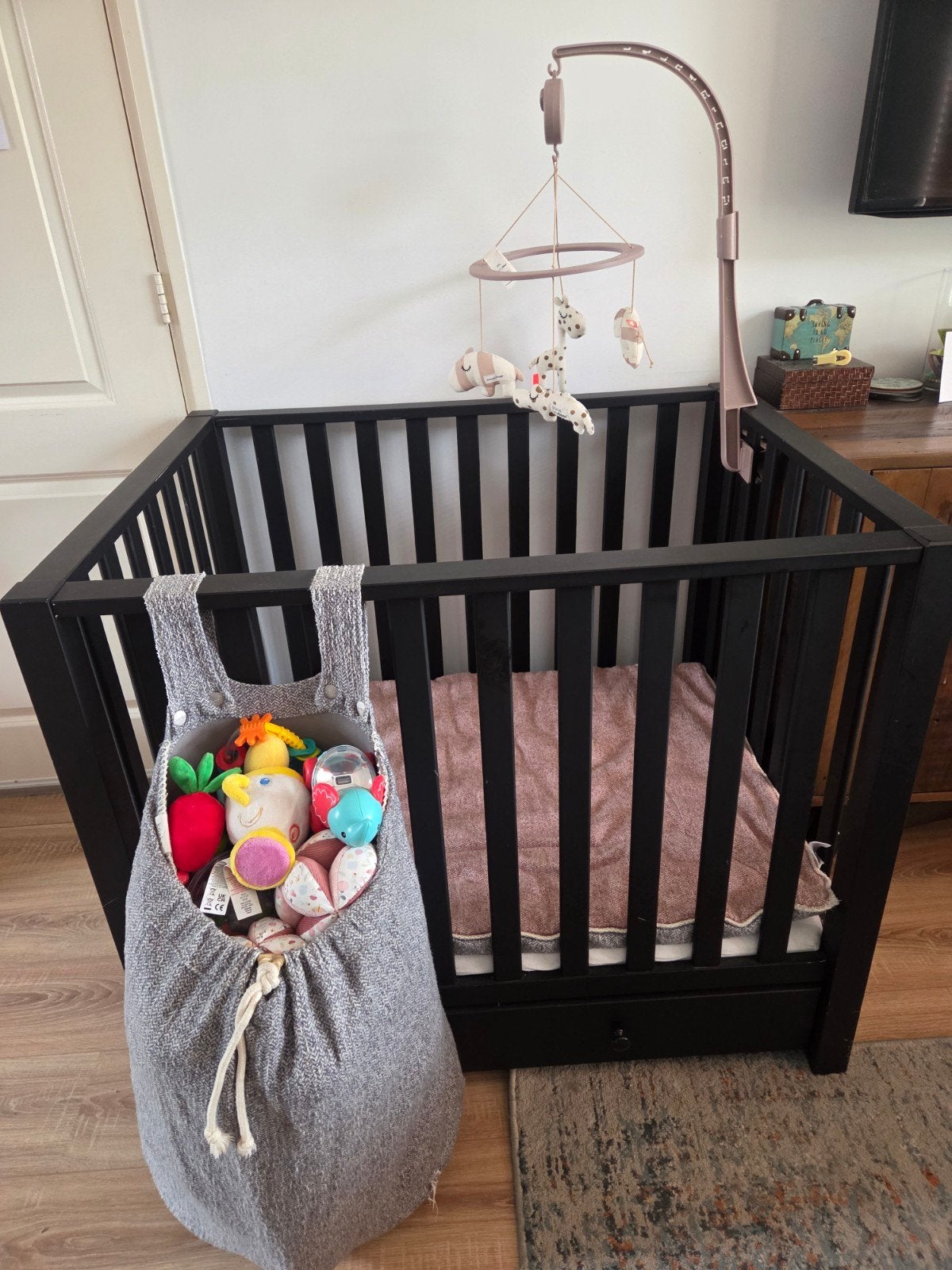Zwarte box met mobiel, boxkleed en opbergzak, Ophalen, Gebruikt, Ledikant
