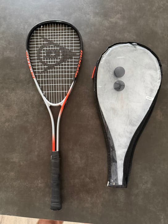 Dunlop squash racket - Zo goed als nieuw, Sport en Fitness, Squash, Ophalen, Zo goed als nieuw, Racket, Met hoes