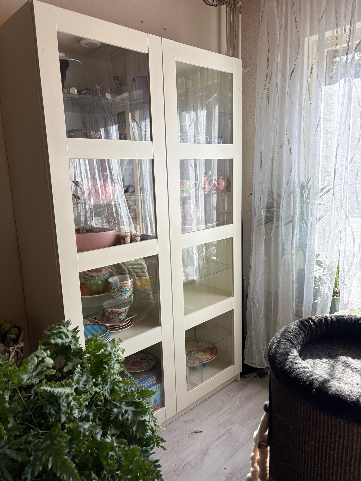 Witte vitrinekast met glazen deuren en planken, Ophalen, Gebruikt, 100 tot 150 cm, Glas