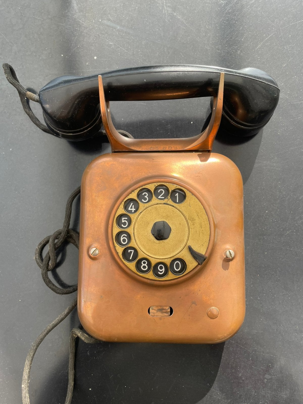 Ouderwetse koperen telefoon, Telecommunicatie, Ophalen of Verzenden, Gebruikt, Met draaischijf