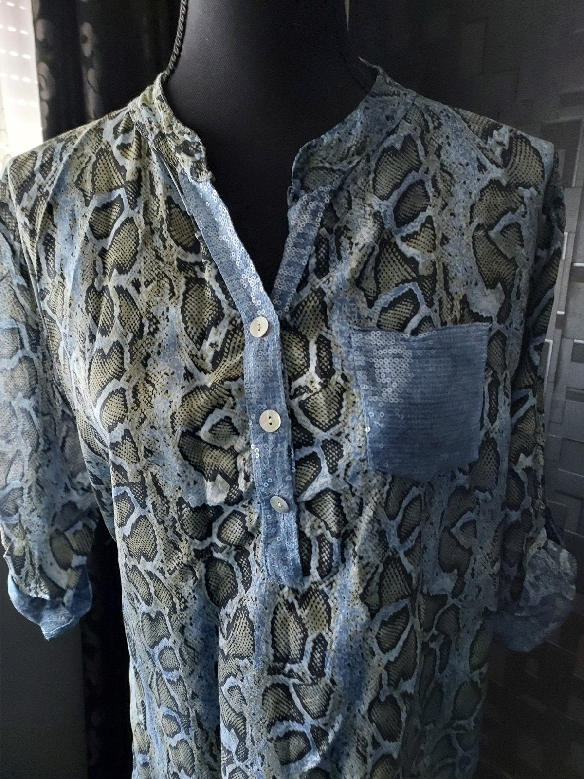 Blouse met slangenprint en pailletten, Blauw, Maat 42/44 (L), Ophalen of Verzenden, Onbekend