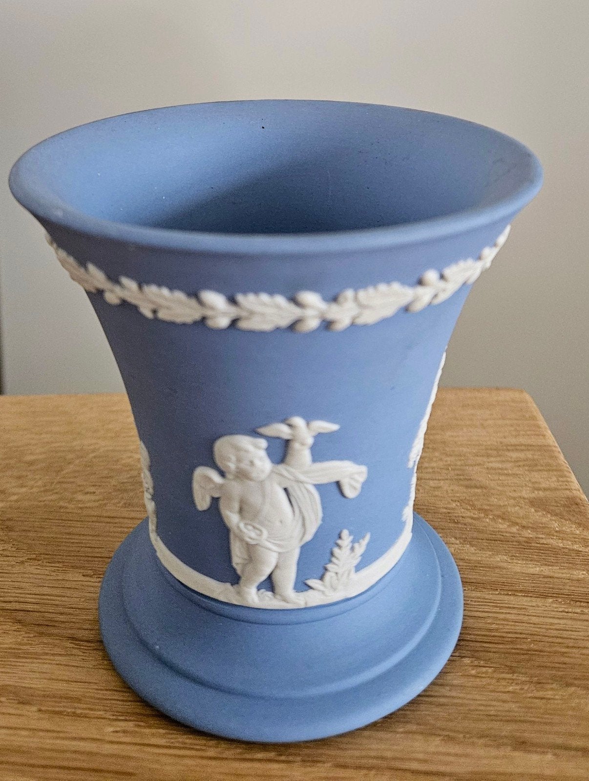Wedgwood Jasperware Vaasje - Blauw met Witte Reliëf, Ophalen of Verzenden