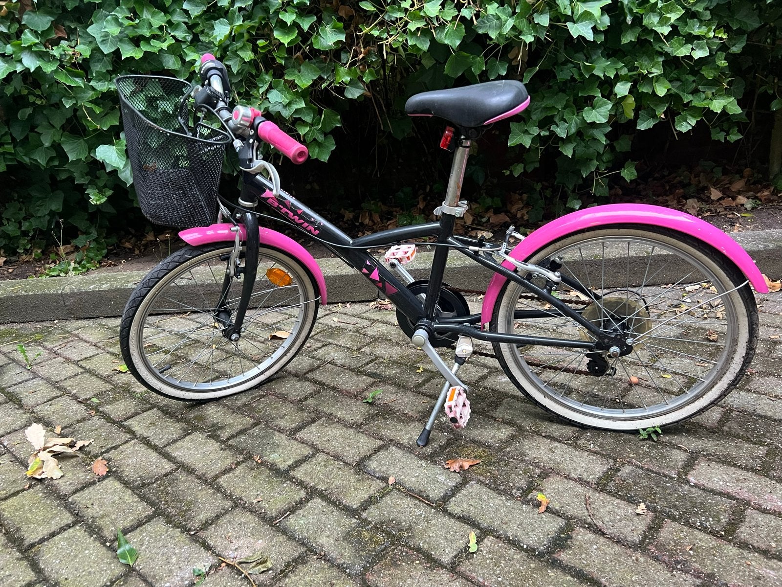 Kinderfiets B'TWIN 20 inch - Zwart/Roze met mandje, Fietsen en Brommers, Fietsen | Kinderfietsjes, Ophalen, Gebruikt, Velgrem