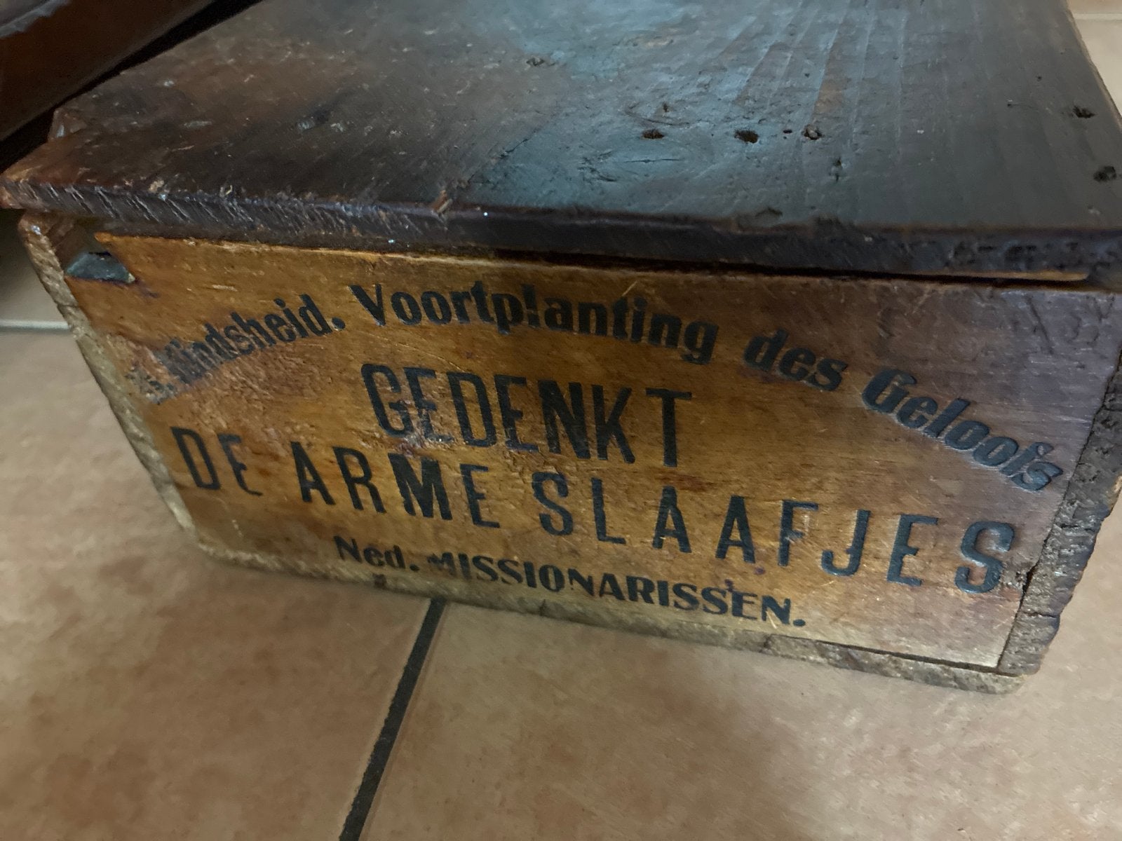 Antieke houten collectebus 'Gedenkt de Arme Slaafjes', Ophalen of Verzenden