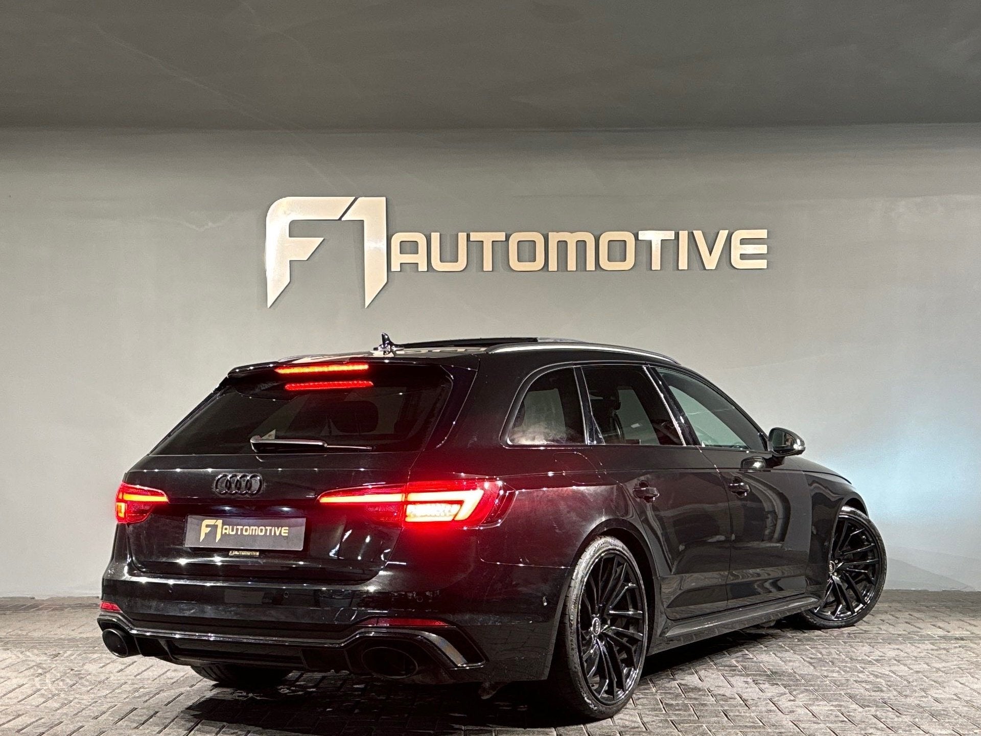 Audi RS4 Avant 2.9 TFSI quattro Ceramic|Pano|HuD|RS Seat|B&O, Automaat, 1730 kg, Gebruikt, Zwart