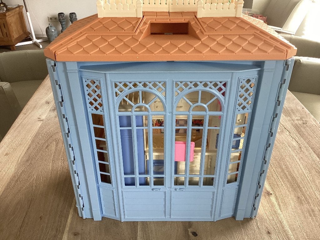 Barbie poppenhuis groot Inklapbaar Met accessoires.incl doos, Ophalen, Zo goed als nieuw, Poppenhuis