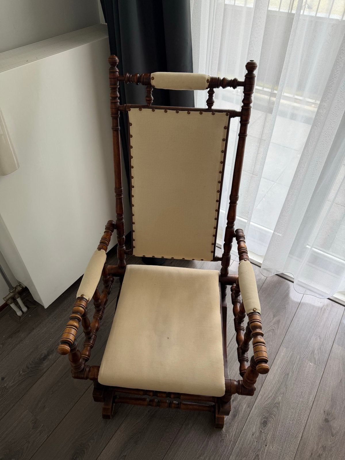 Antieke schommelstoel met beige bekleding, Antiek en Kunst, Ophalen