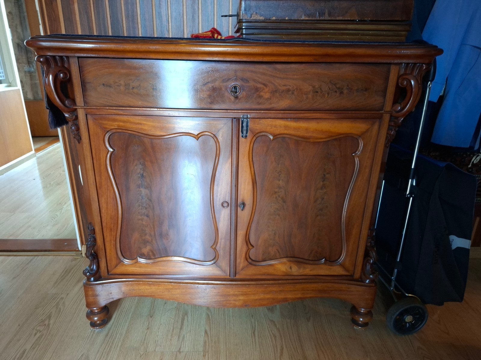 Walnoot houten dressoir, Ophalen