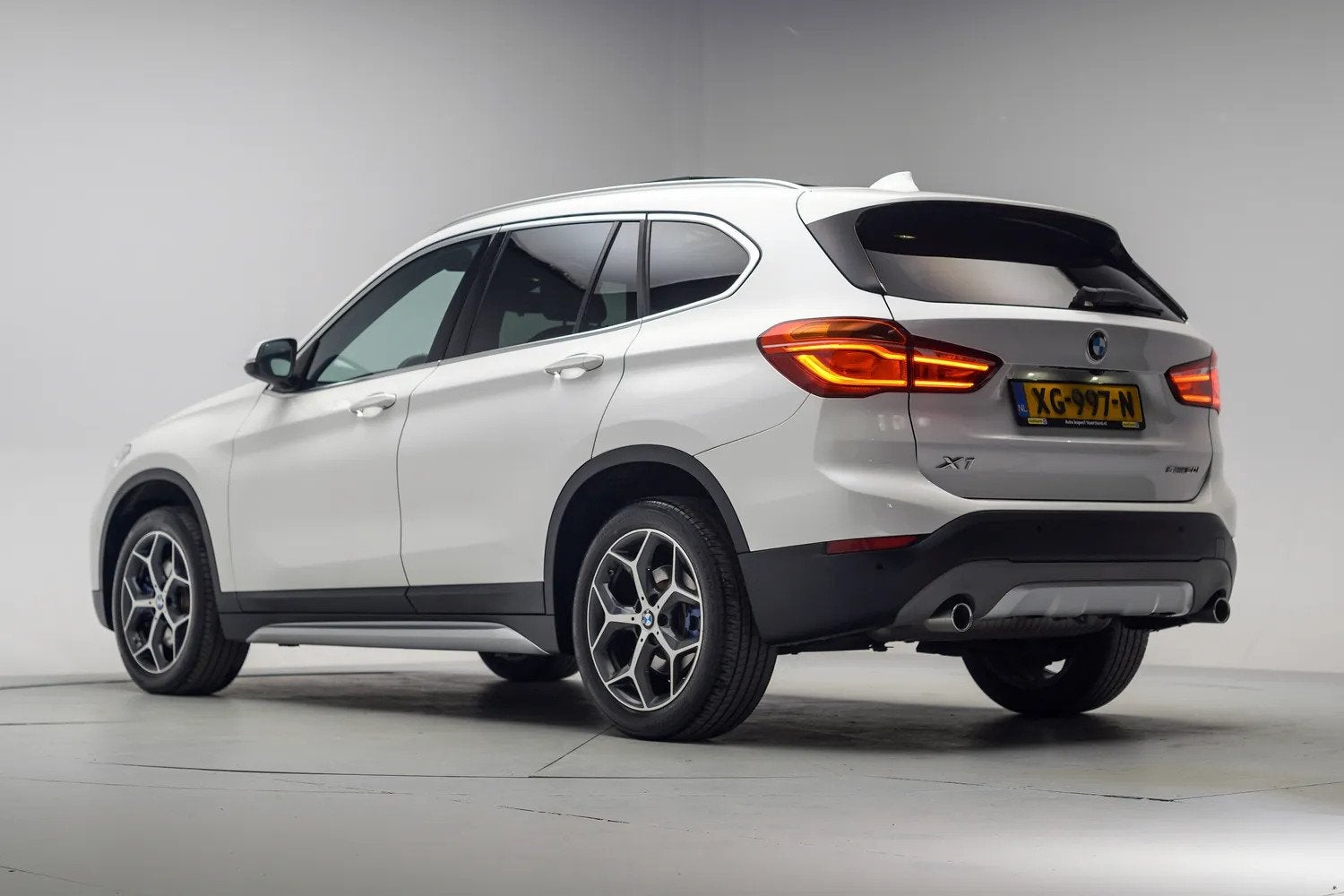 BMW X1 sDrive20i Orange Edition III Aut. [ Panoramadak Leder, Auto's, 1998 cc, Wit, Bedrijf, Automatische klimaatregeling