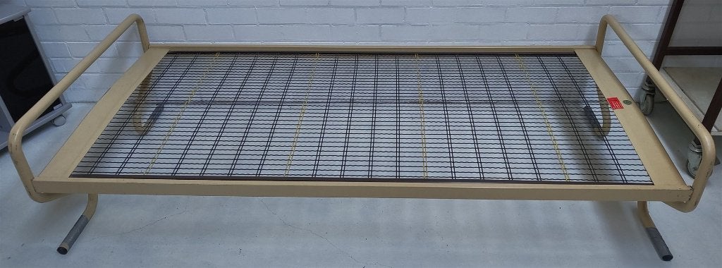 1 persoons bed 90x200 in nette staat +matras +vlakke spiraal, Gebruikt, 90 cm, Eenpersoons, Modern metaal vlakspiraal