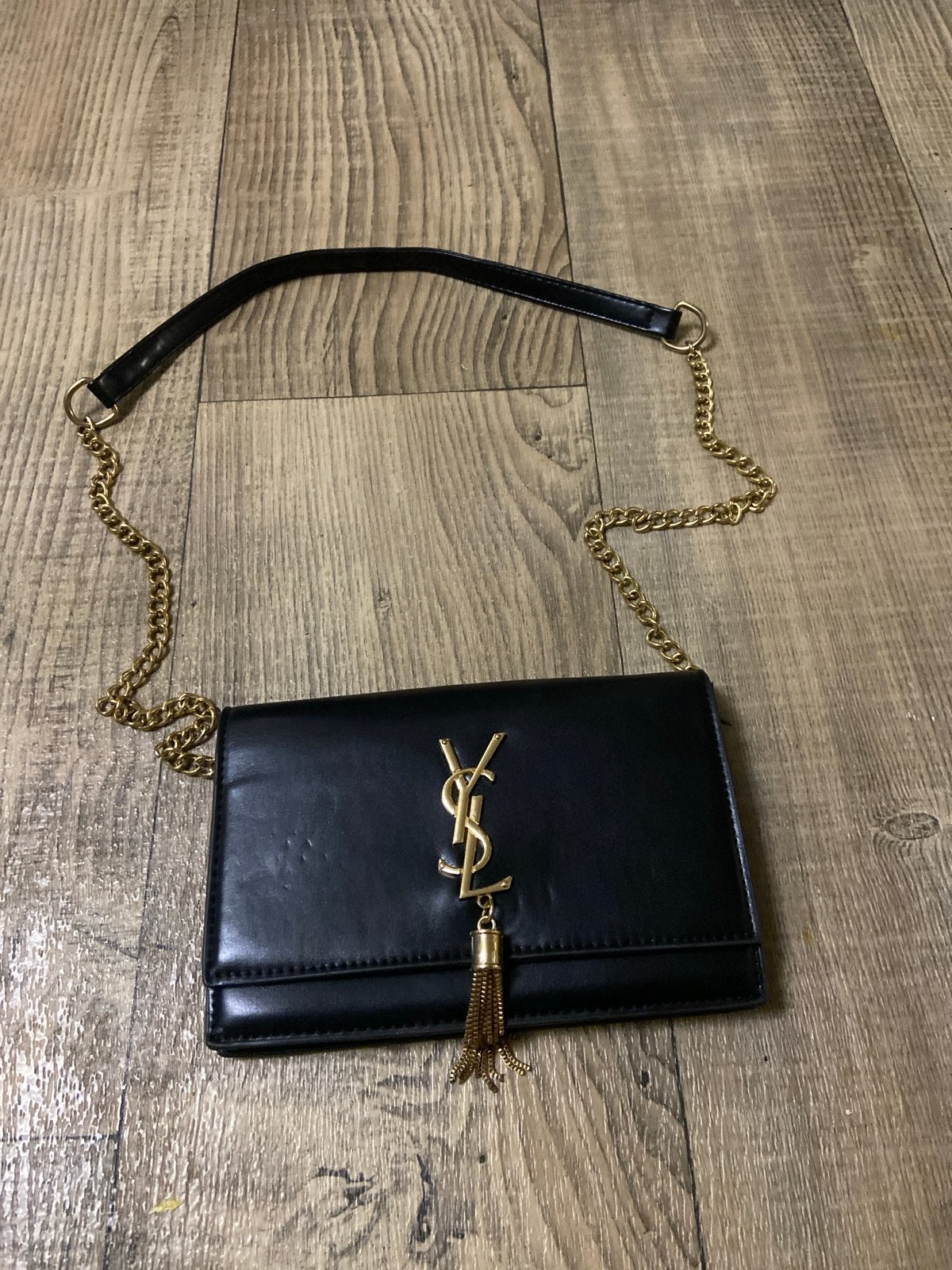 Stijlvolle Zwarte Saint Laurent Schoudertas met Gouden Detai, Ophalen of Verzenden, Zo goed als nieuw, Zwart, Schoudertasje