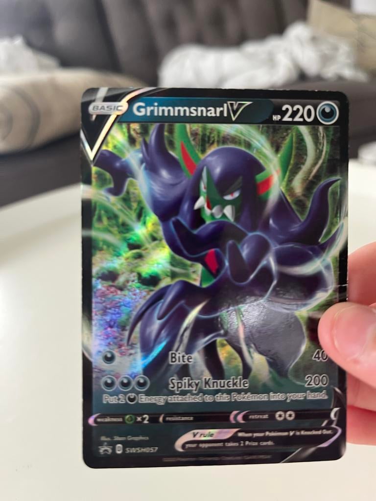 Grimmsnarl V Pokémon kaart - SWSH057, Ophalen of Verzenden, Zo goed als nieuw, Losse kaart, Foil