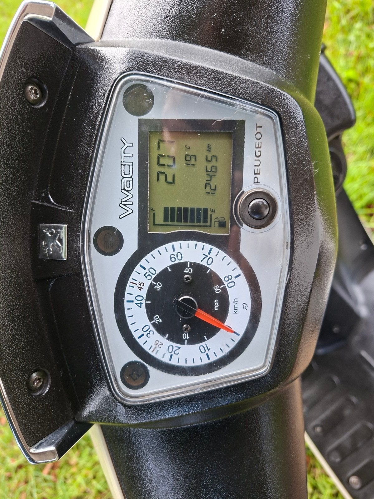 Peugeot Vivacity - Nagekeken en onderhouden, Fietsen en Brommers, Ophalen, Gebruikt, Maximaal 45 km/u, Benzine