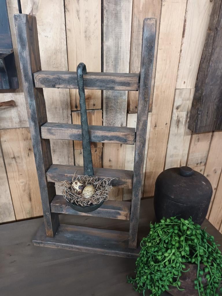 Decoratief trappetje met gietijzeren hanglepel, Huis en Inrichting, Woonaccessoires | Overige, Hout, Gebruikt, Ophalen of Verzenden