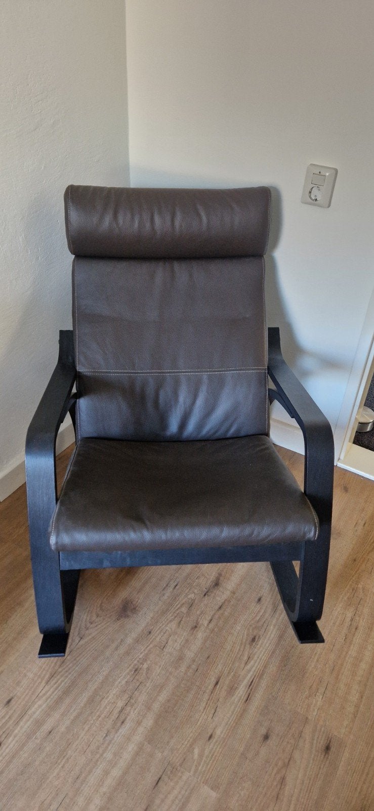 Comfortabele bruine leren fauteuil - Zo goed als nieuw., Ophalen, Modern, Comfortabel, Bruin, Hout