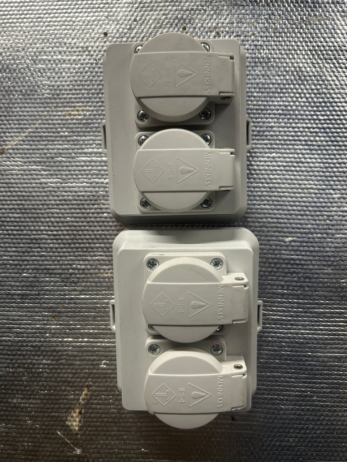 Mennekes IP54 Spatwaterdichte Dubbele Stopcontacten (2 stuks, Ophalen of Verzenden, Zo goed als nieuw, Overige merken, Stopcontact