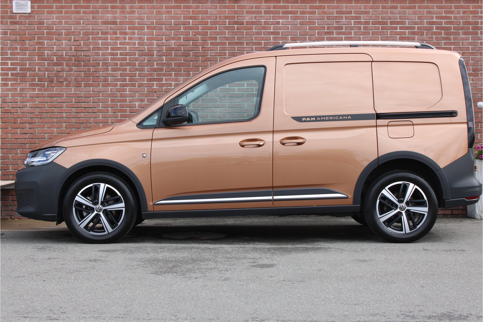 Volkswagen Caddy Cargo 2.0 TDI 102PK PanAmericana |LED|2-SCH, Voorwielaandrijving, Gebruikt, Zwart, Volkswagen