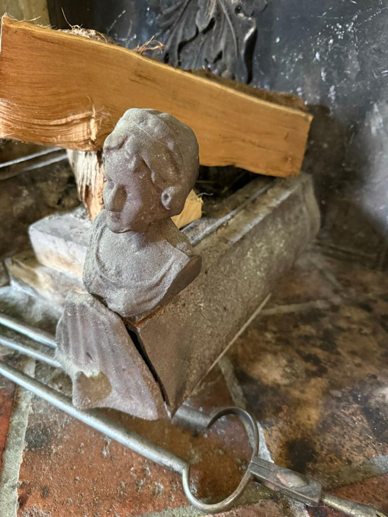 Antieke gietijzeren haardbokken met kinderbustes, Ophalen