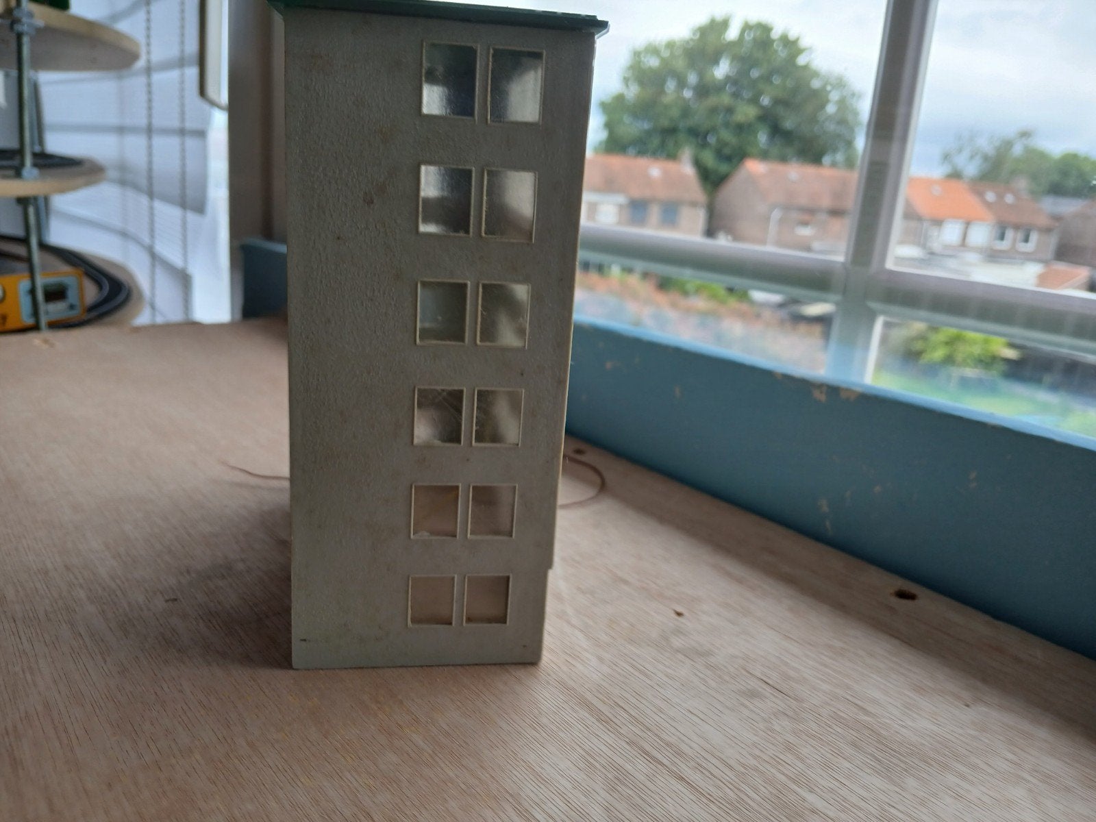 Mooi groot flatgebouw met verlichting voor spoorbaan, Hobby en Vrije tijd, Modeltreinen | H0, Ophalen of Verzenden