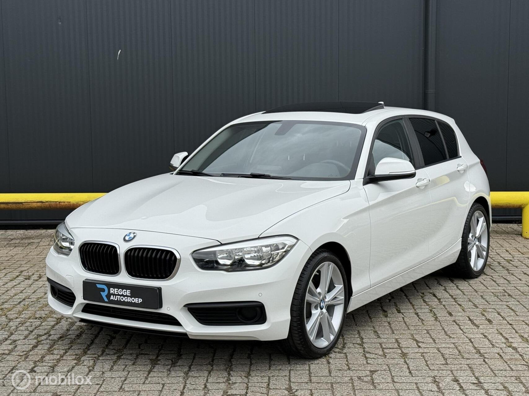 BMW 1-serie 118i Sport Line PANORAMADAK | AUTOMAAT, Auto's, Gebruikt, Wit, Bedrijf, 650 kg