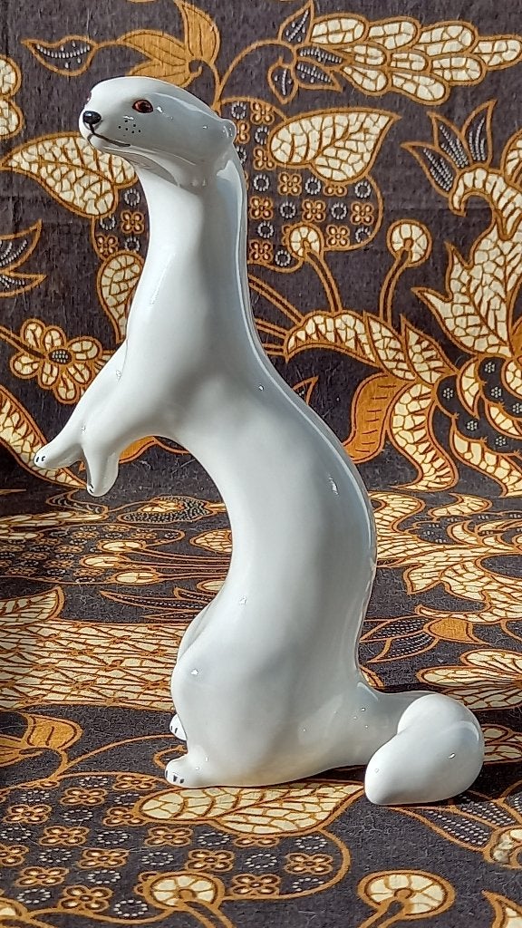 Prachtig oud Lomonosov beeldje van een hermelijn 18,5 cm.