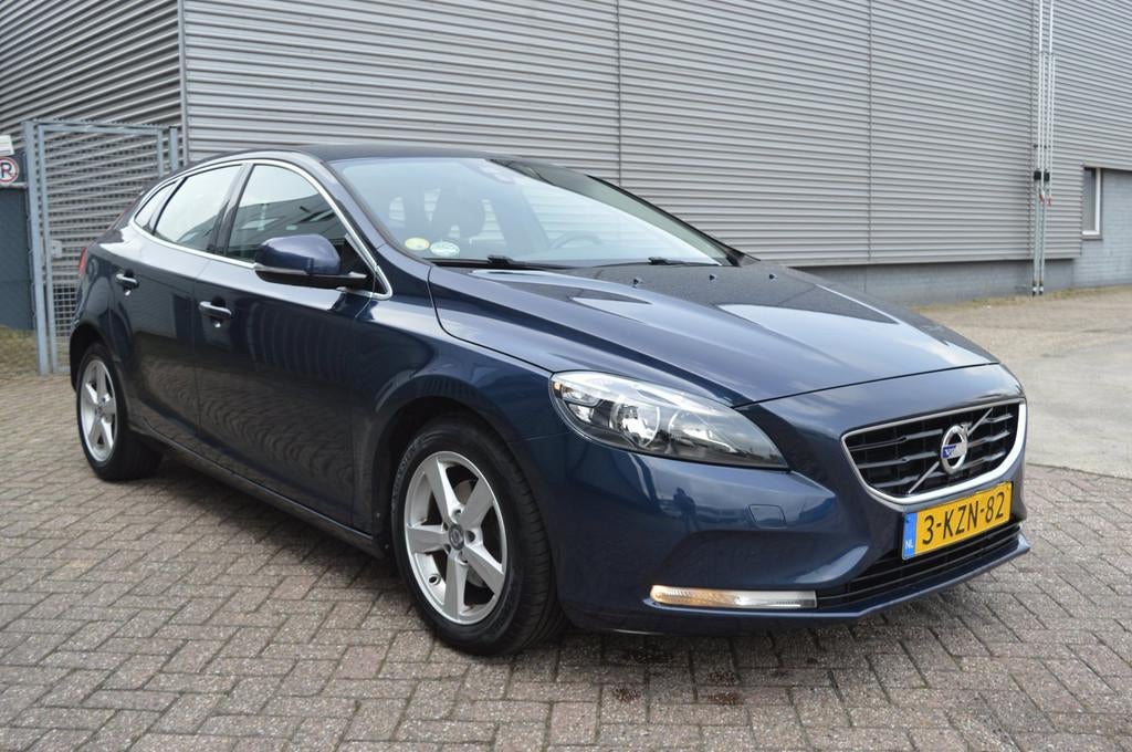 Volvo V40 1.6 D2 Momentum bj13 airco elec pak trekhaak, Voorwielaandrijving, Euro 5, Stof, Gebruikt