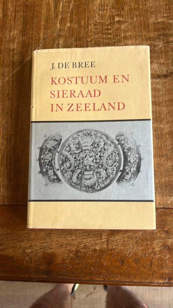 Kostuum en sieraad in Zeeland - J. de Bree, Ophalen of Verzenden, Zo goed als nieuw, Zeeland