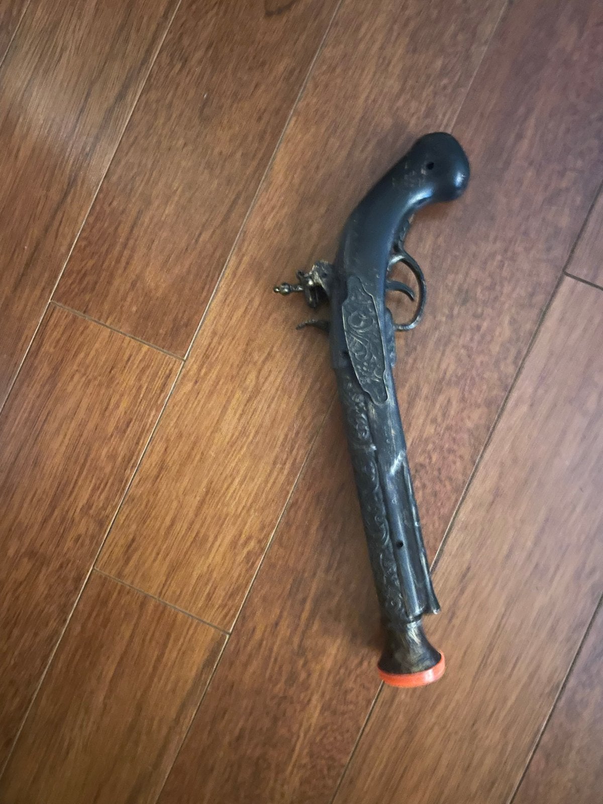 Decoratieve replica van een antiek pistool, Ophalen