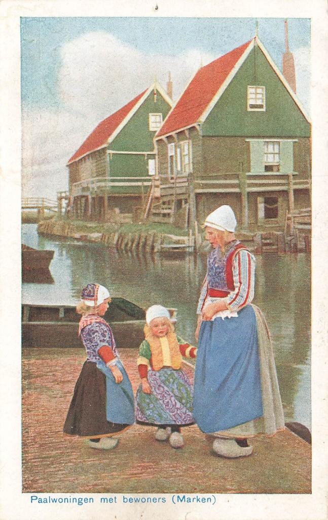 Marken, Paalwoningen met bewoners, klederdracht, Ophalen of Verzenden, 1920 tot 1940, Ongelopen, Noord-Holland