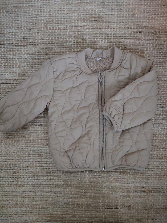 Baby boys gewatteerde tussenjas zandkleur met teddy voering, Kinderen en Baby's, Babykleding | Maat 86, Ophalen of Verzenden, Zo goed als nieuw