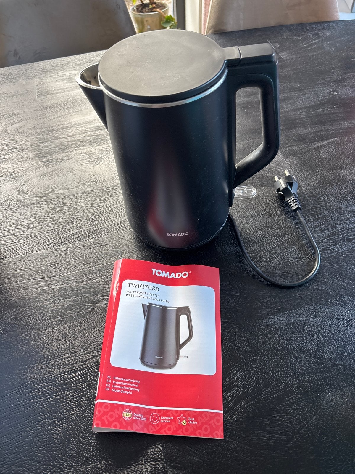 Tomado TWK1708B Waterkoker - Zwart, 1 tot 2 liter, Ophalen of Verzenden, Zo goed als nieuw