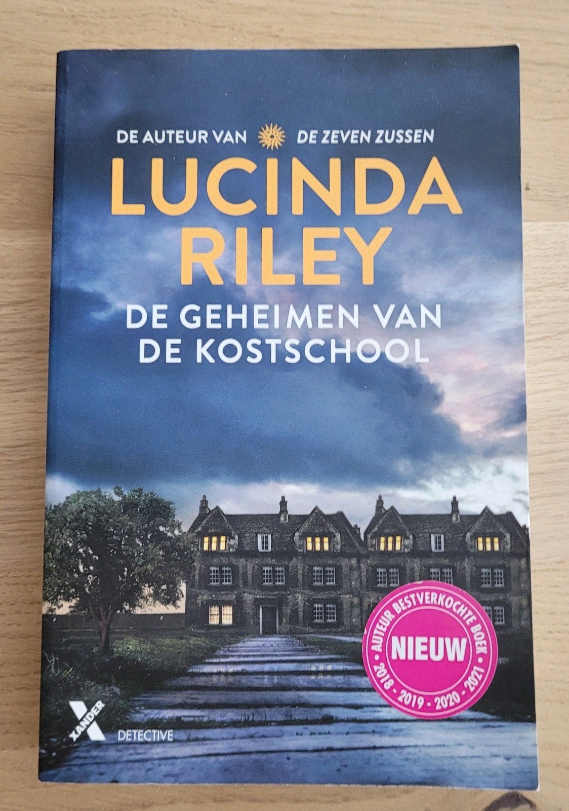 Lucinda Riley - De geheimen van de kostschool, Boeken, Ophalen of Verzenden, Zo goed als nieuw, Lucinda Riley