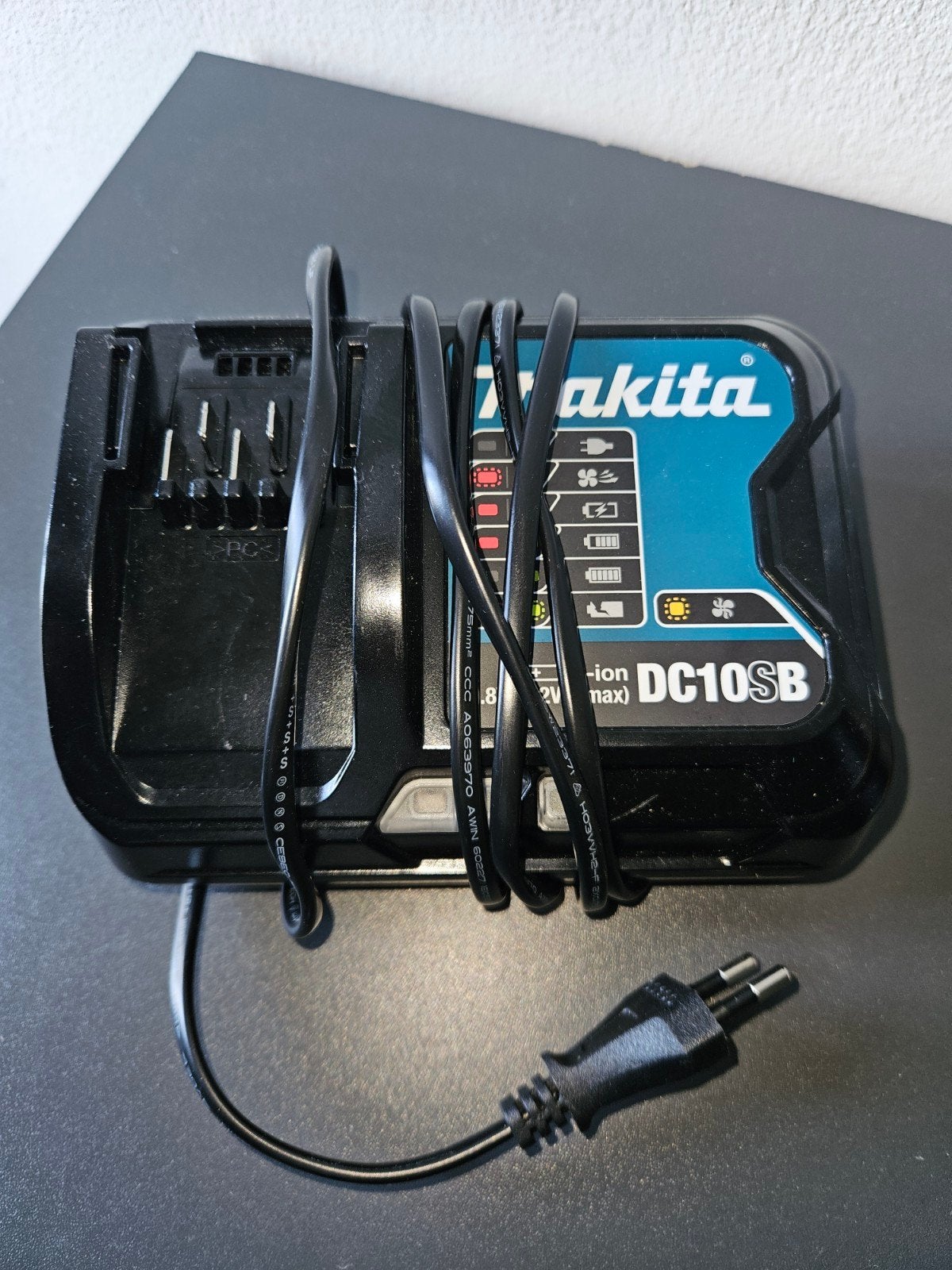 Makita oplader! DC10sB, Doe-het-zelf en Verbouw, Gereedschap | Machine-onderdelen en Toebehoren, Ophalen of Verzenden, Zo goed als nieuw