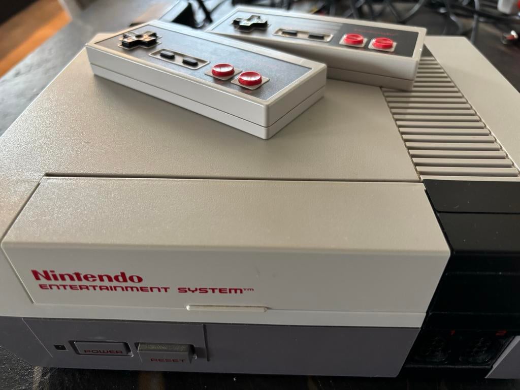 Nintendo NES met 2 controllers, 3 spellen en Zapper, Spelcomputers en Games, Spelcomputers | Nintendo NES, Gebruikt, Met 2 controllers