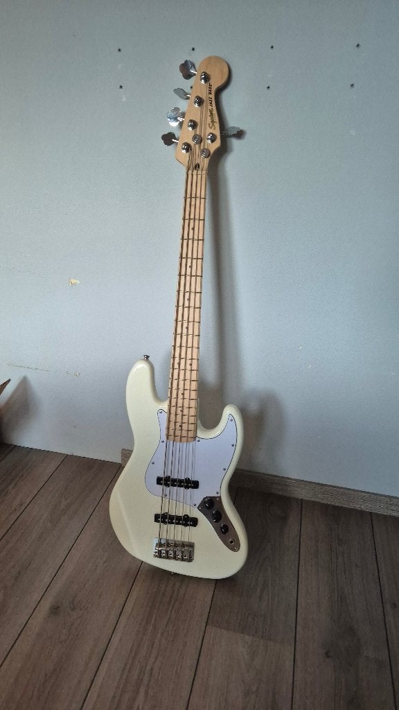 Fender Squier Affinity Jazz Bass 5 Snarig Wit, Ophalen, Zo goed als nieuw, Elektrisch, 5-snarig